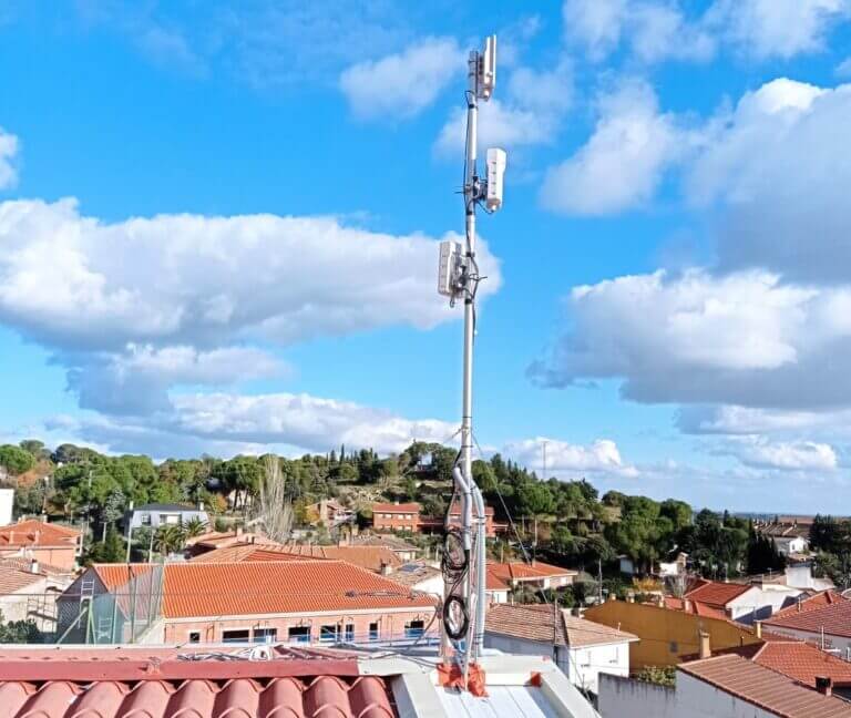 Navalafuente despliega fibra aérea con Bluetel WiFi