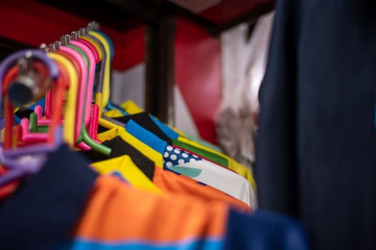 Retail. Perchas. Adobe Stock