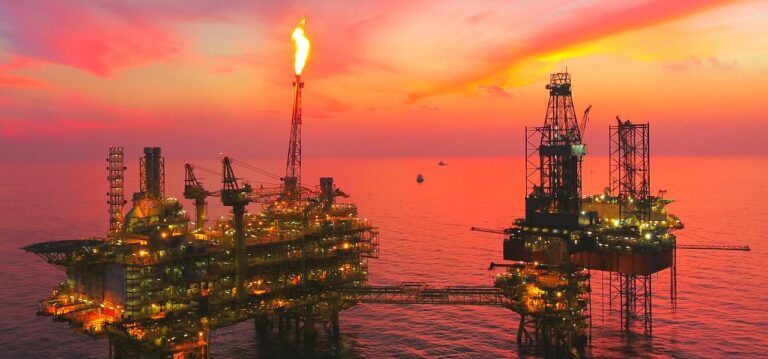 Plataforma petrolífera. GUPCO conecta sus operaciones en tierra y alta mar con Cambium