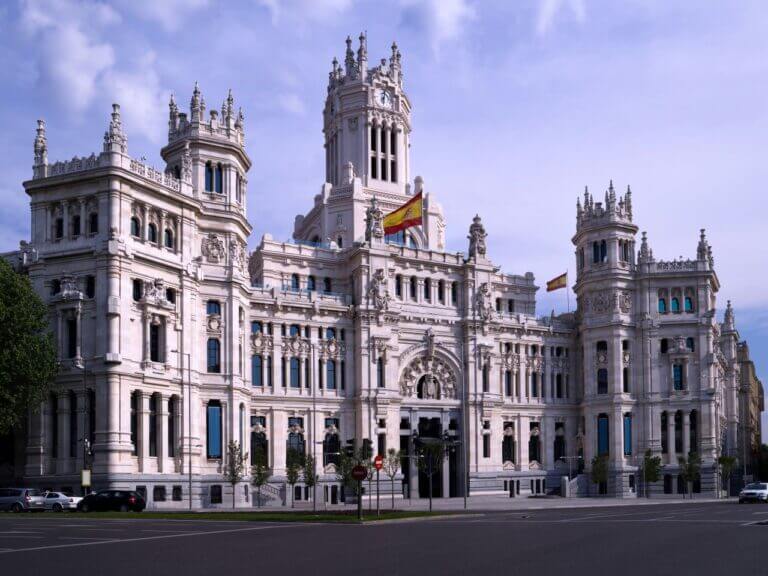 achada del Ayuntamiento de Madrid. Adobe Stock.