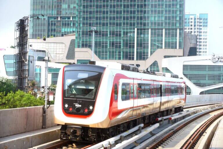 Metro ligero de Yakarta. Adobe Stock