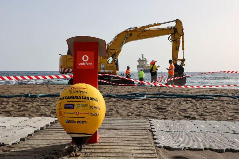 Despliegue del ramal de 2Africa en Playa de Salinetas (Telde).
