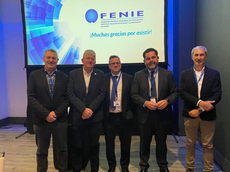 Miguel Ángel junto con el nuevo Comité Ejecutivo de Fenie.