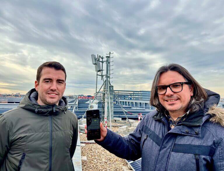 Ingenieros de Vodafone durante la prueba