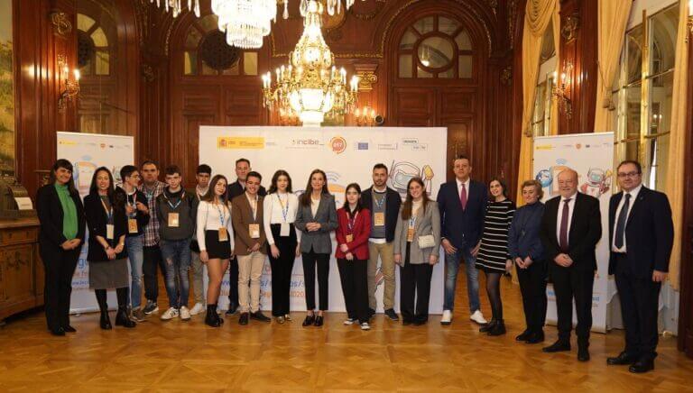 Foto de grupo de la celebración Día Internet Seguro
