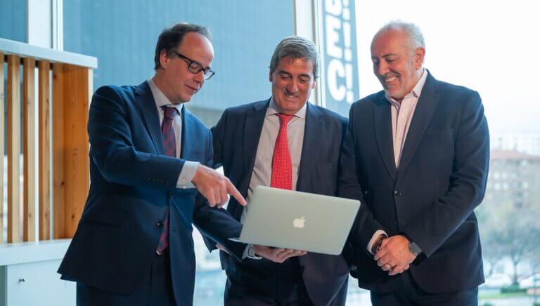 Representantes de AOTEC y del BEC.