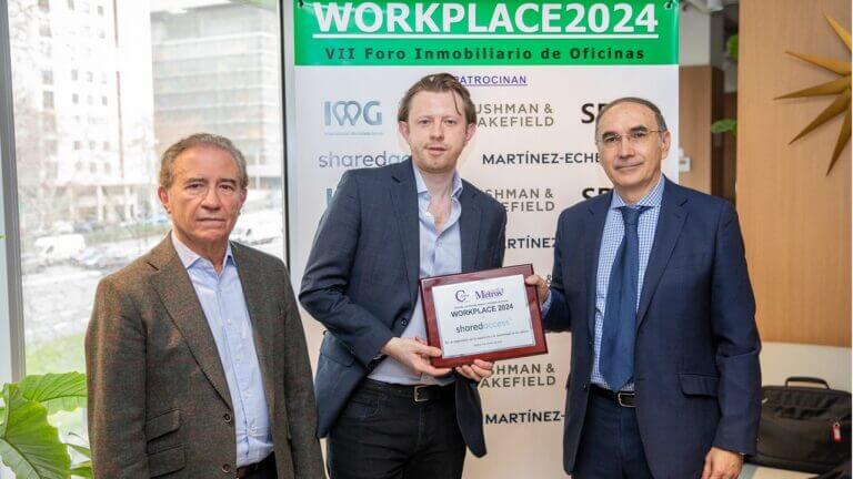 Sam Jackman, Chief Developing Officer, Shared Access (centro), el Presidente de CESINE, José María Álvarez (derecha) y el Presidente de AEO Asociación Española de Oficinas, José María Álvarez (izquierda).