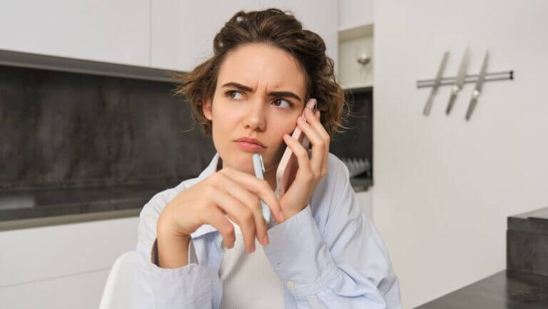 4 de cada 10 españoles llamaron al servicio de atención al cliente como terapia