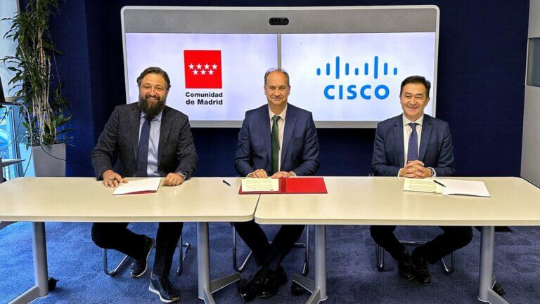Oliver Tuszik, Miguel López-Valverde y Andreu Vilamitjana, durante la firma del acuerdo de ciberseguridad entre Madrid y Cisco