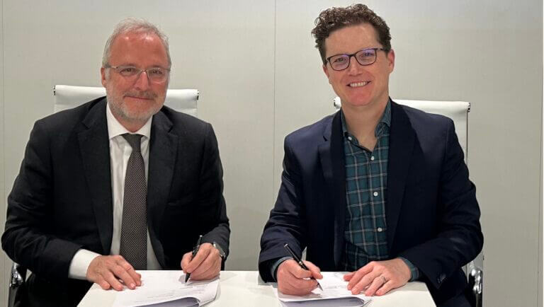 Jonathan Davidson y Constantí Serrallonga, Director General de Fira de Barcelona, durante el acuerdo