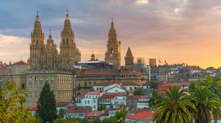 Orange finaliza el despliegue de fibra en el Casco Histórico de Santiago de Compostela