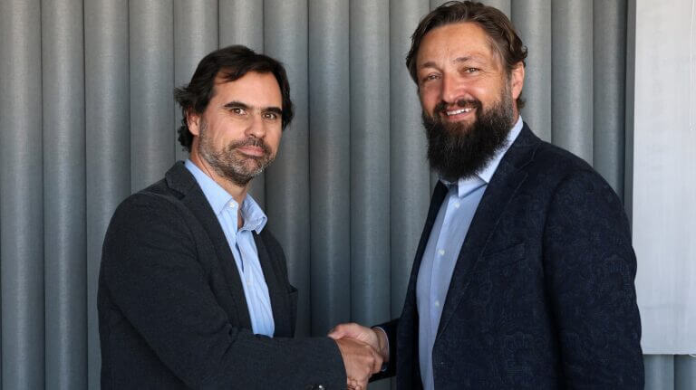 Jordi García y Oliver Tuszik, durante la firma del acuerdo BBVA y Cisco.