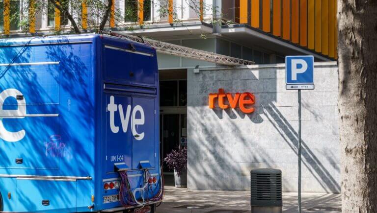 RTVE aumenta a 10 Gb la capacidad de su red óptica. Foto de Adobe Stock.
