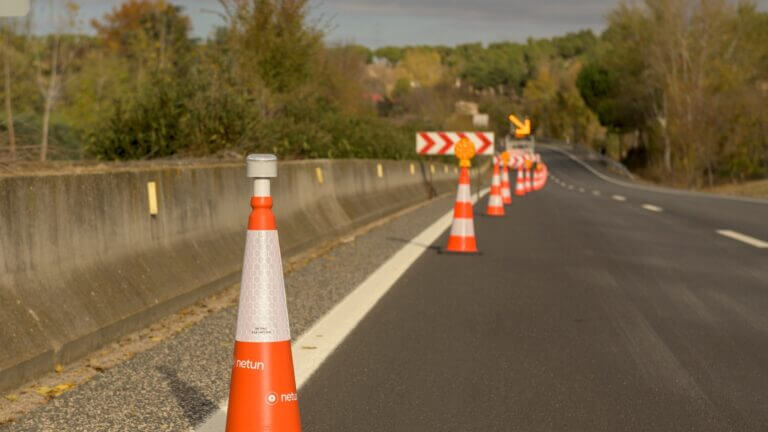 Conos conectados para reducir la siniestralidad en las carreteras en obras