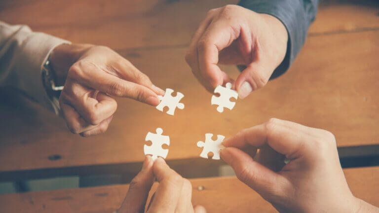 Zoom y Mitel anuncian una solución híbrida de comunicaciones y colaboración con IA