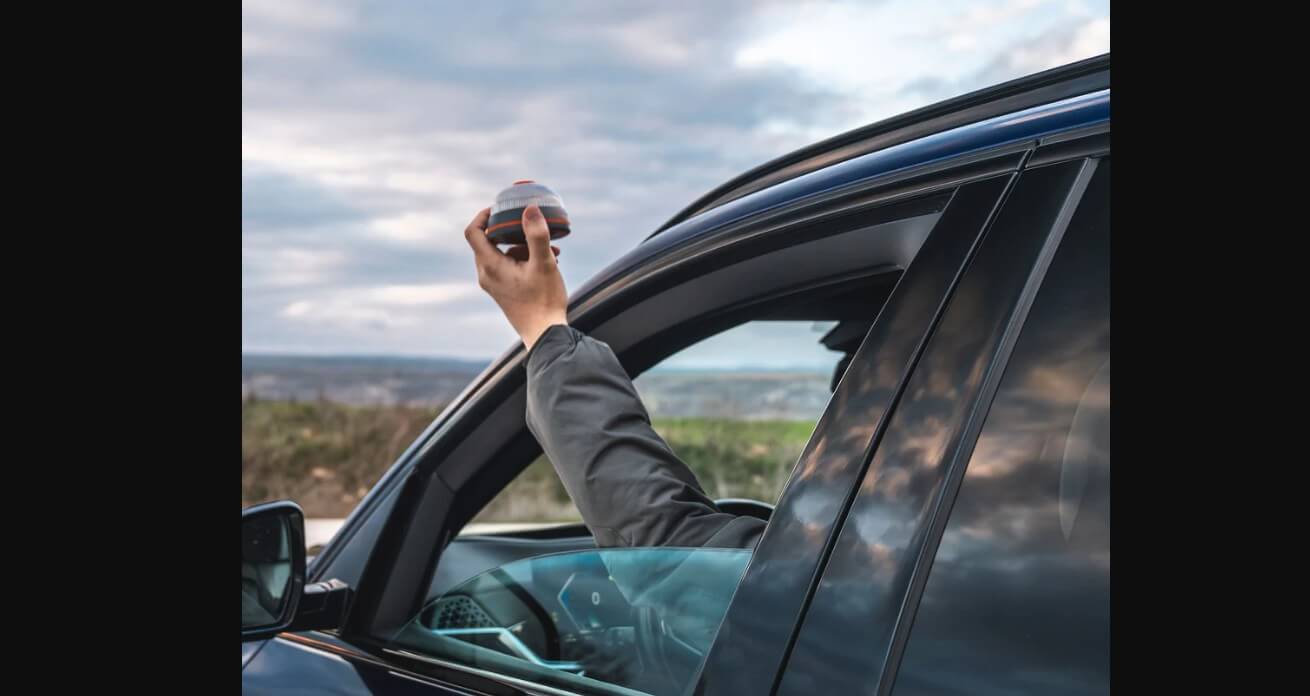 La DGT confirma que la baliza v16 conectada reemplazará al triángulo de emergencia a partir del 1 de enero de 2026. El dispositivo incluye servicio de datos sin coste adicional hasta 2040 y envía la ubicación del vehículo de forma automática.