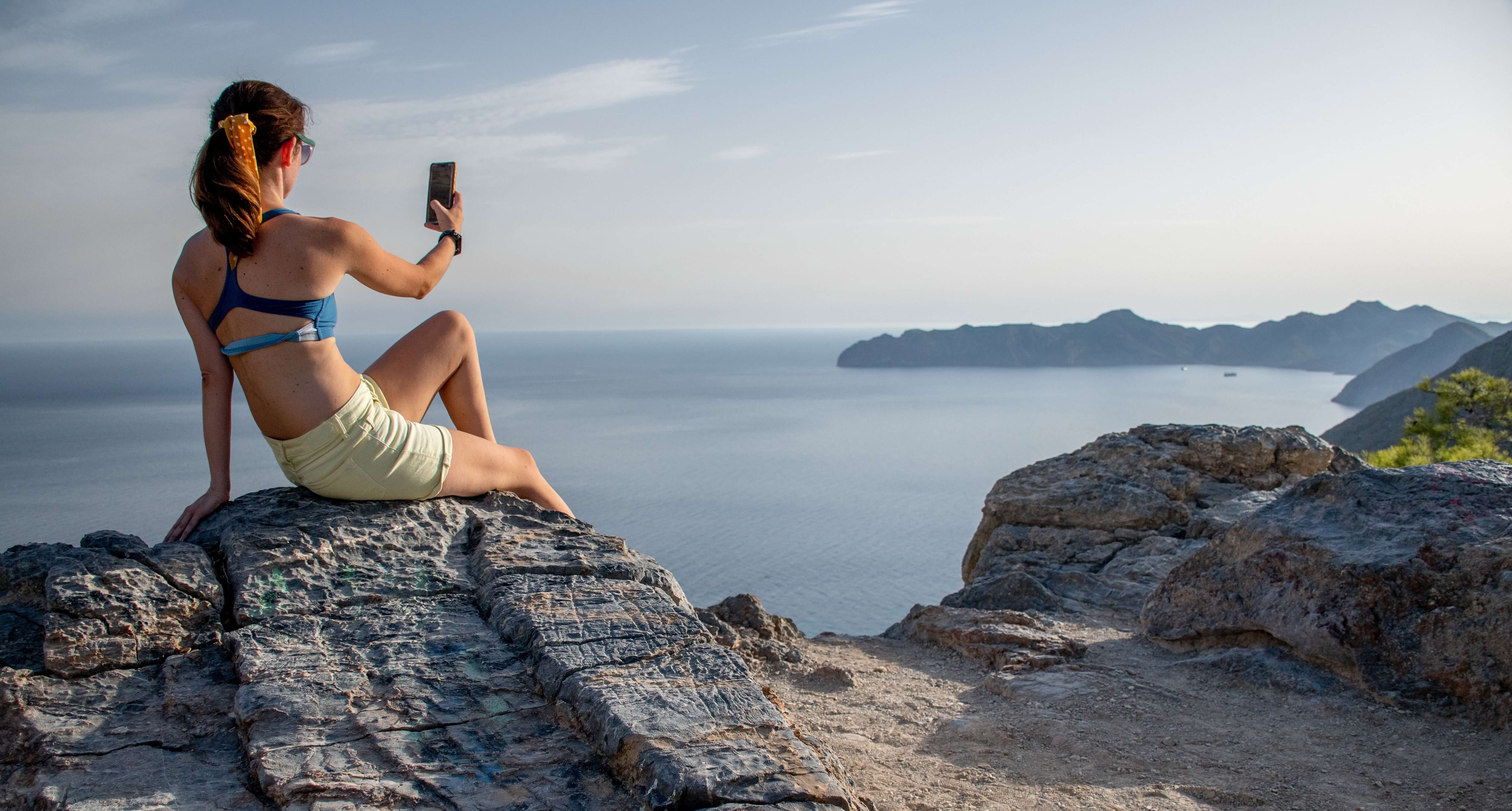 Mensajería y redes sociales dominan conexión veraniega