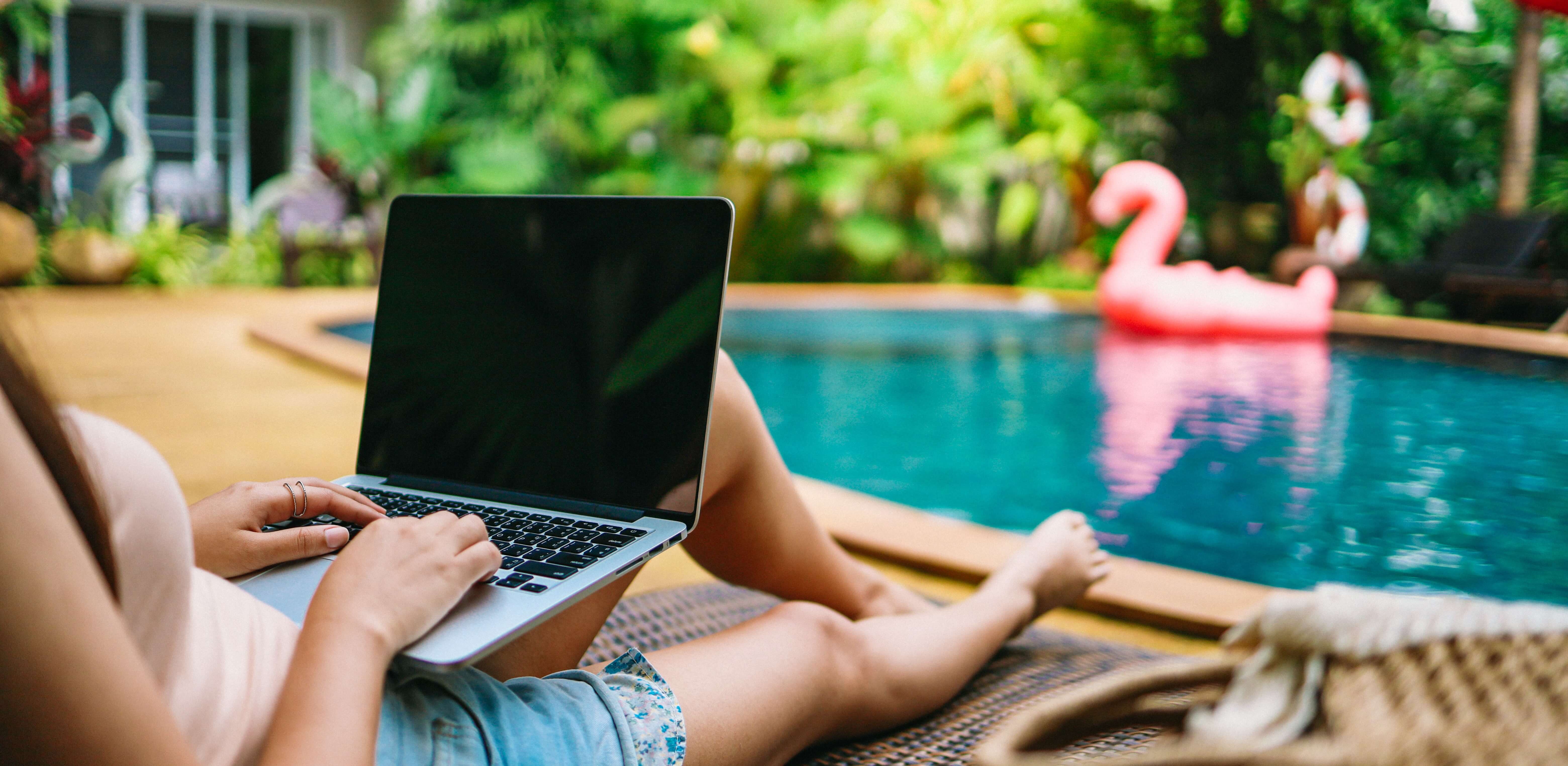 El 63 % conecta con el trabajo en vacaciones