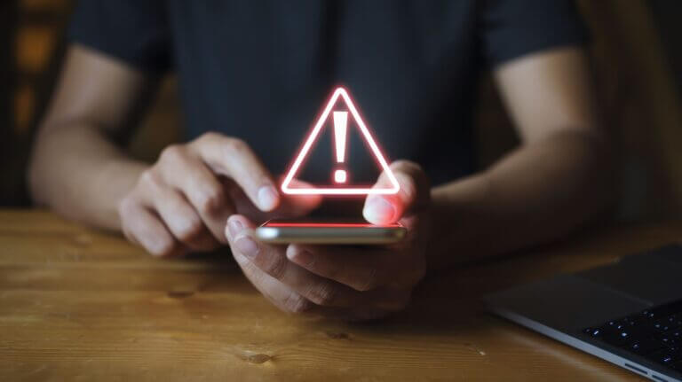 Las apps móviles rastrean a los usuarios a través de Wi-Fi y Bluetooth