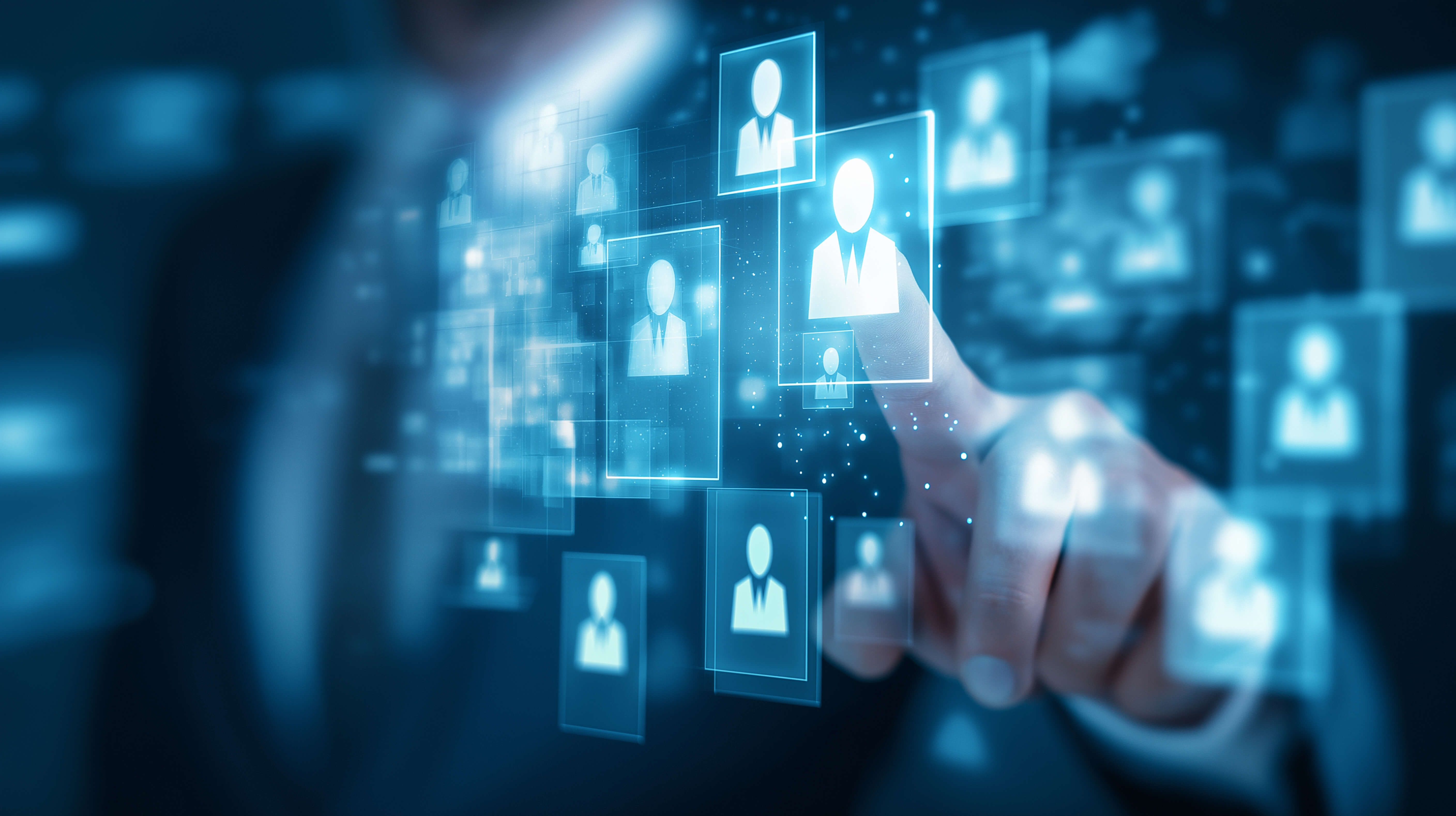 En los últimos tres años, la expansión de la inteligencia artificial y la automatización avanzada ha generado cinco nuevos perfiles laborales que demandan habilidades híbridas. Según Setesca Talent, estas funciones combinan visión estratégica, competencias digitales y adaptabilidad constante.