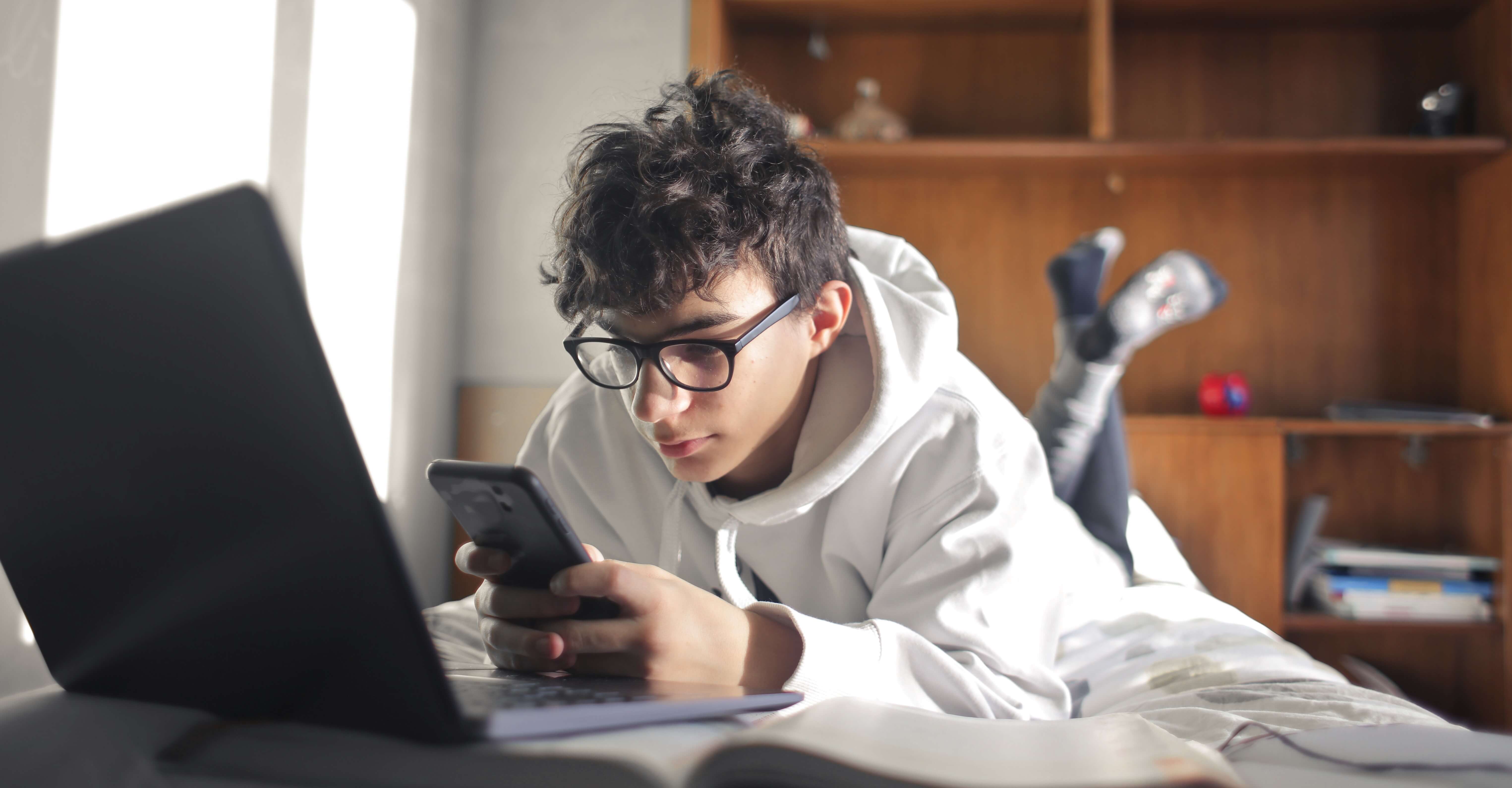 Verano y desinformación: cómo detectar mitos online que afectan a menores