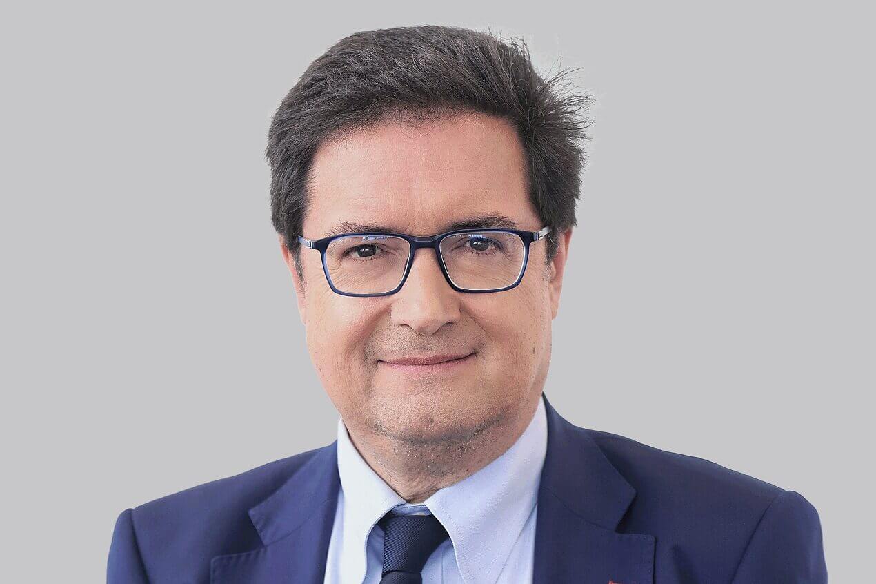 El ministro Óscar López viaja al congreso Andicom en América Latina