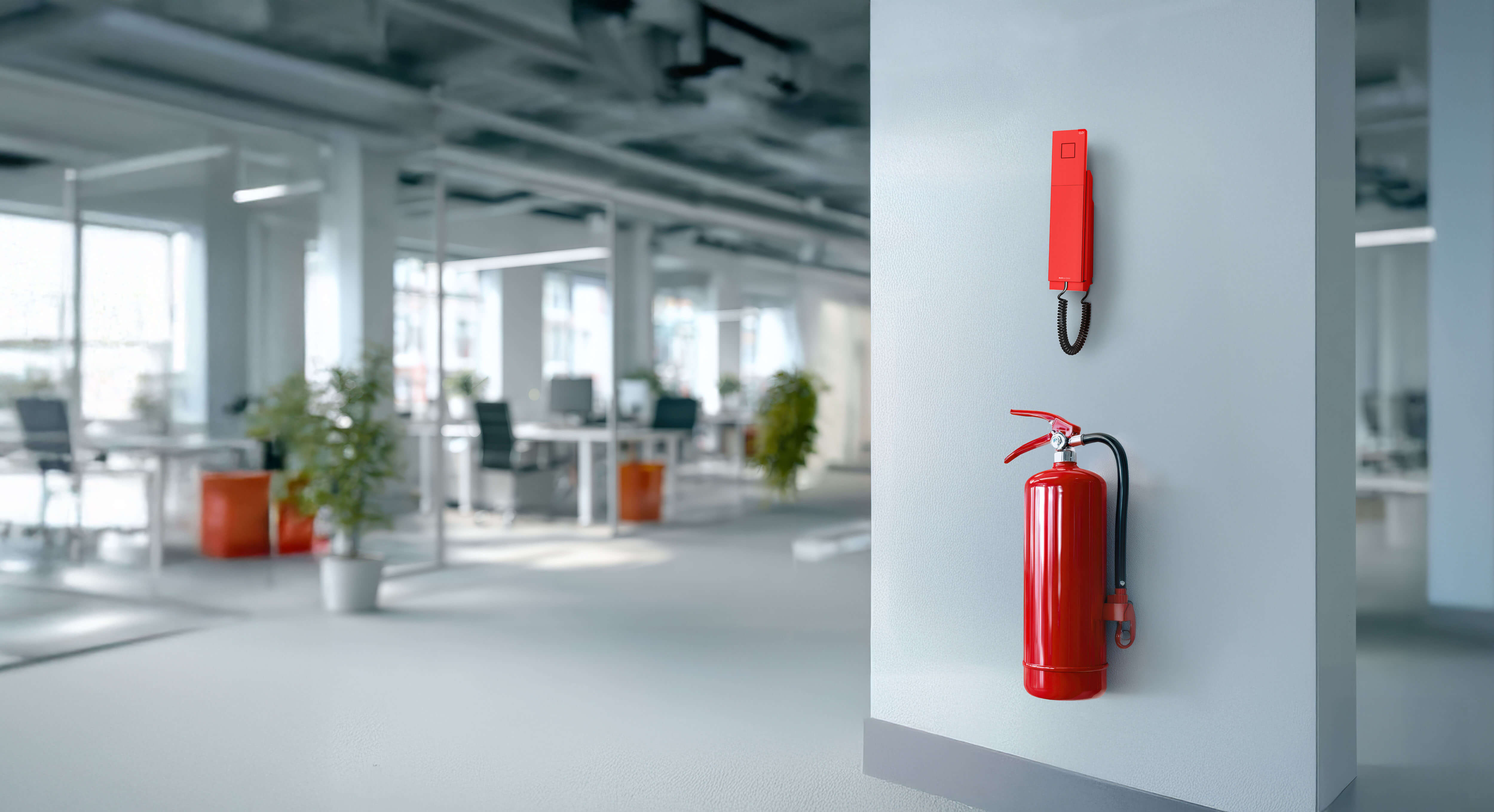 Snom presenta el teléfono de emergencias E303 para reforzar la seguridad en espacios públicos