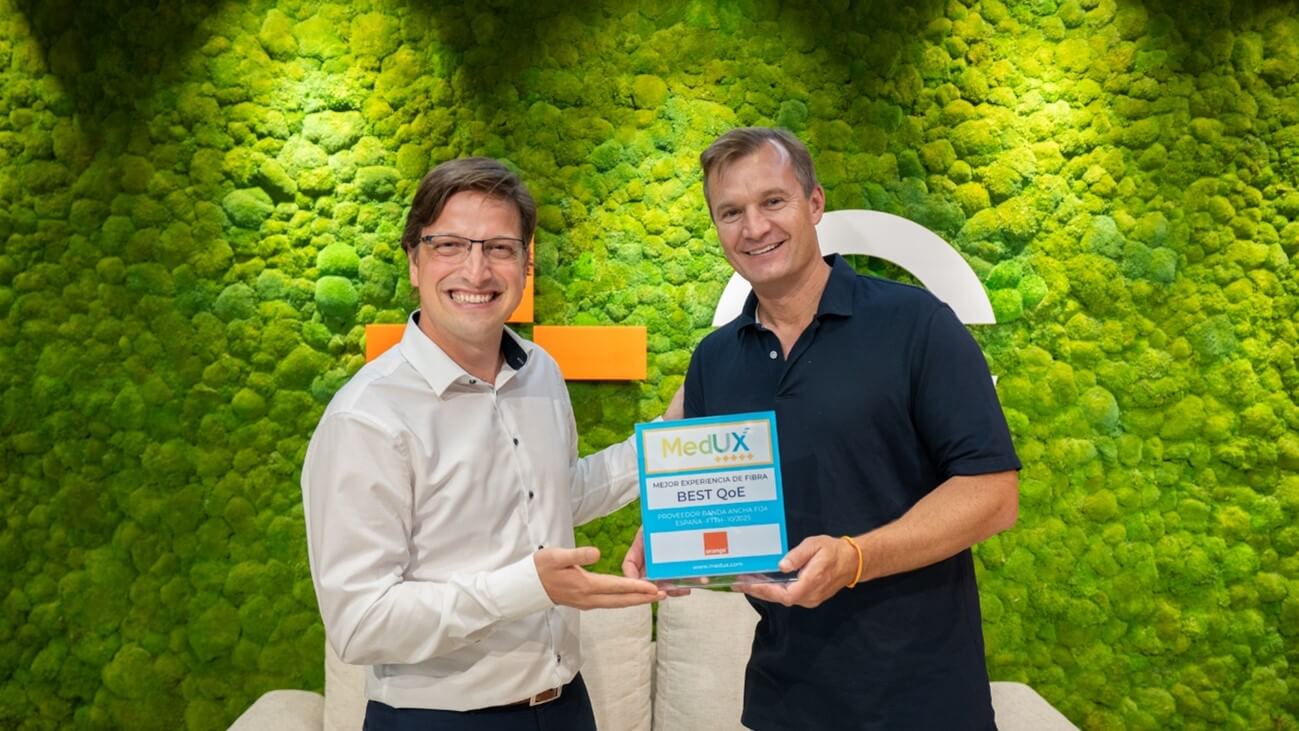 Meinrad Spenger, CEO de MasOrange recogiendo el premio otorgado por MedUX