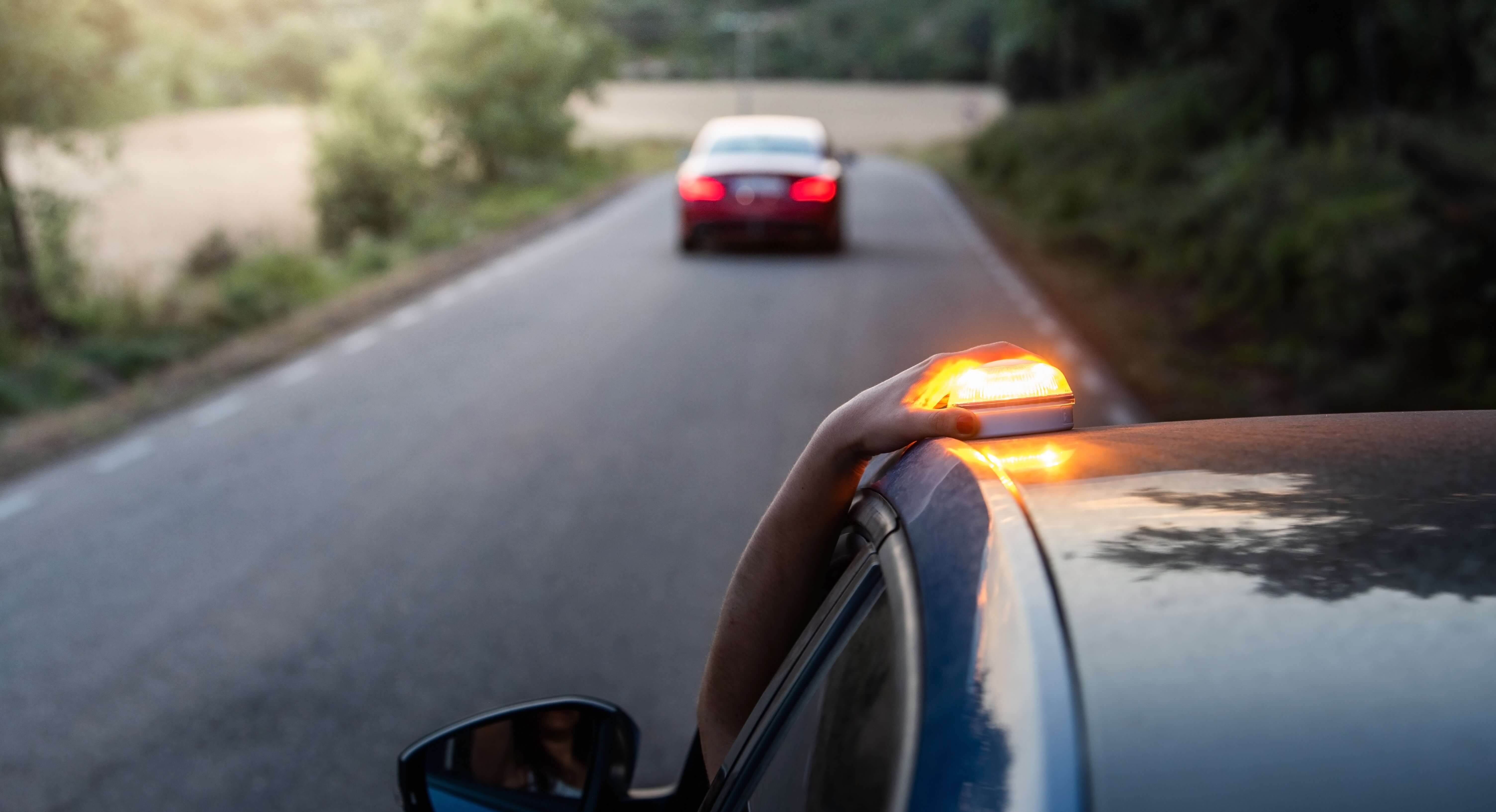 DGT obliga a usar balizas V16 desde 2026