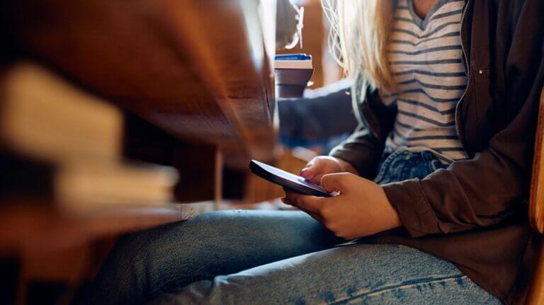 Fundas inteligentes para evitar distracciones en las aulas