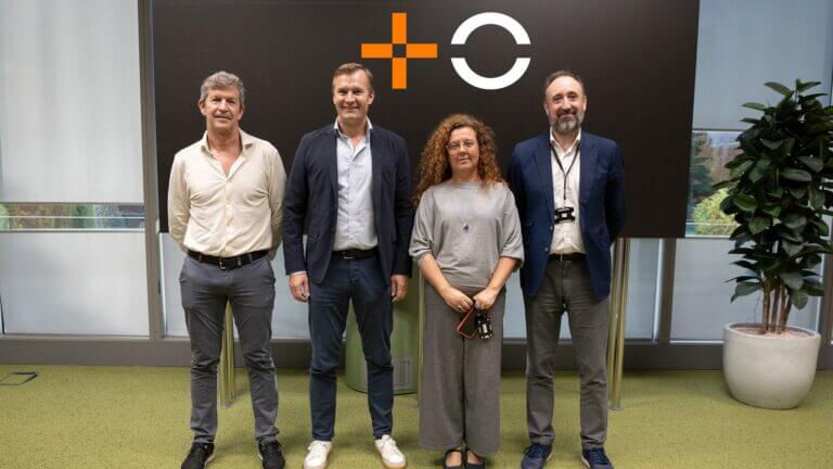 Meinrad Spenger, junto a los representantes de las distintas organizaciones laborales participantes en la firma del convenio: Alfredo Mesa (UGT); Ramona Pineros (CCOO); y Antonio Pérez (FETICO).