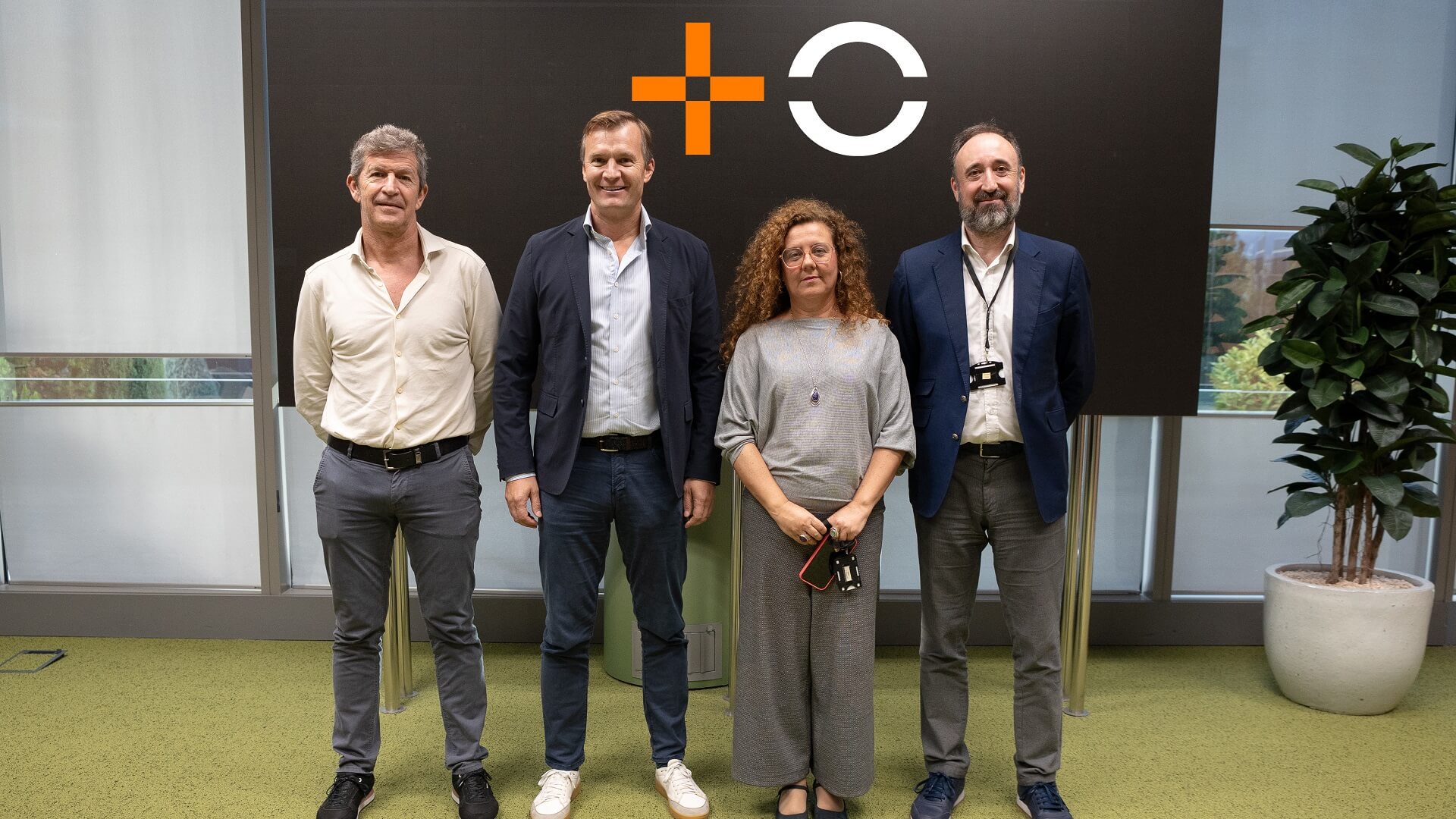 Meinrad Spenger, junto a los representantes de las distintas organizaciones laborales participantes en la firma del convenio: Alfredo Mesa (UGT); Ramona Pineros (CCOO); y Antonio Pérez (FETICO).