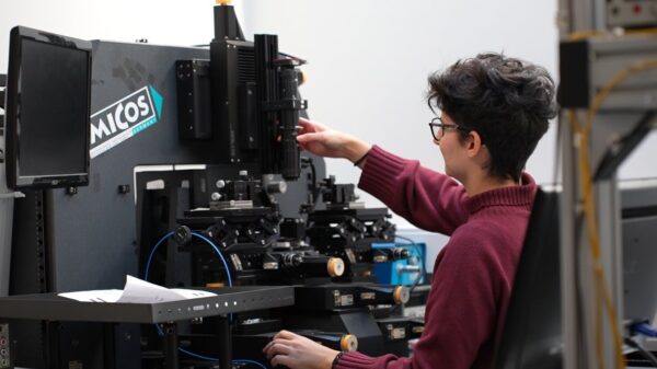 La UPV desarrolla un puente para conectar ordenadores cuánticos con la fibra óptica actual