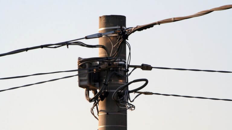 Nuevos procedimientos para regularizar las ocupaciones irregulares en los postes de Telefónica