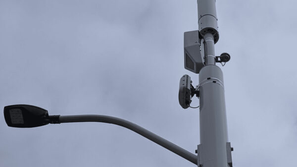 Una farola inteligente pone a prueba el uso real del 5G de ondas milimétricas en exteriores