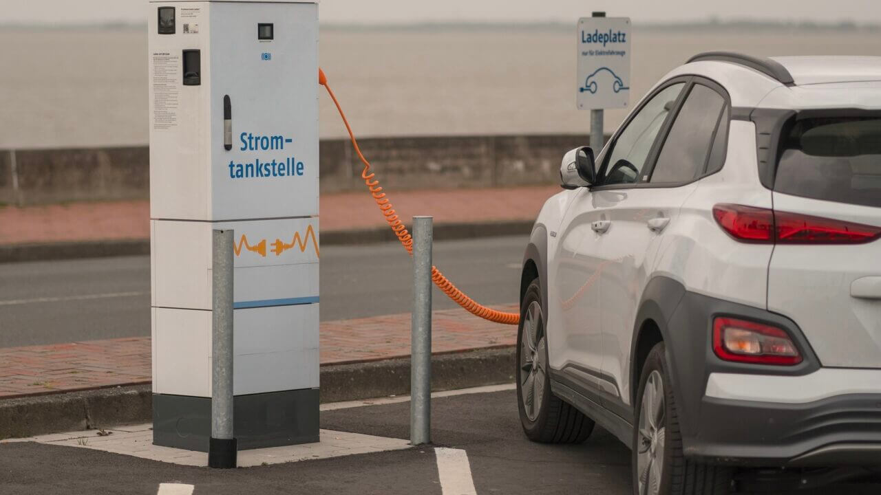 La inteligencia artificial entra en la decisión de compra del coche eléctrico en España