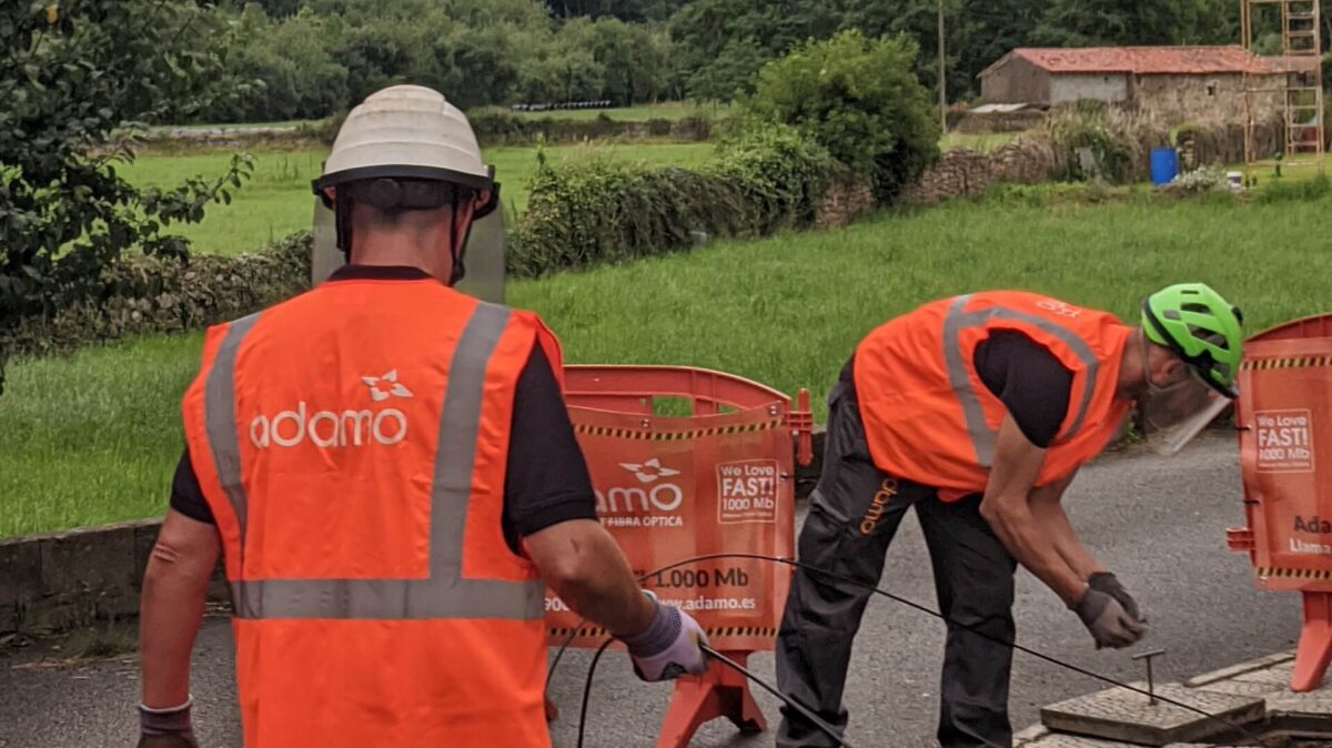 Adamo conecta con su fibra 260 polígonos industriales