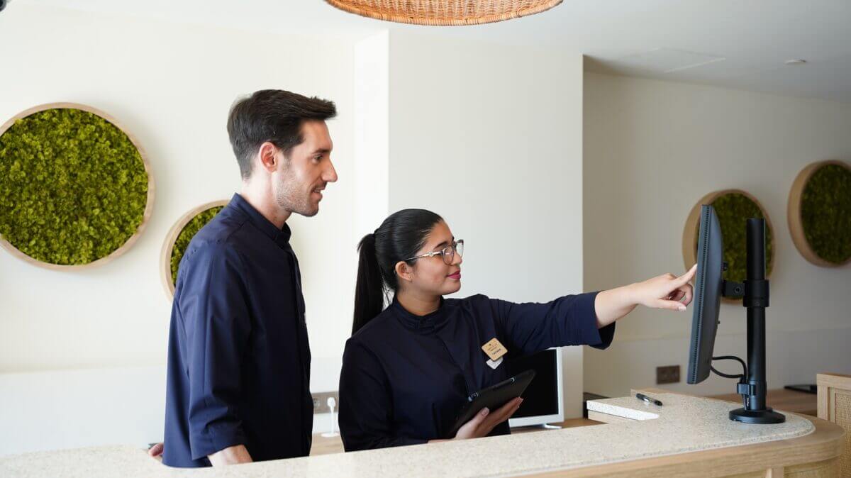 Iberostar y Konecta revolucionan el check-in con inteligencia artificial: menos esperas, más atención al huésped