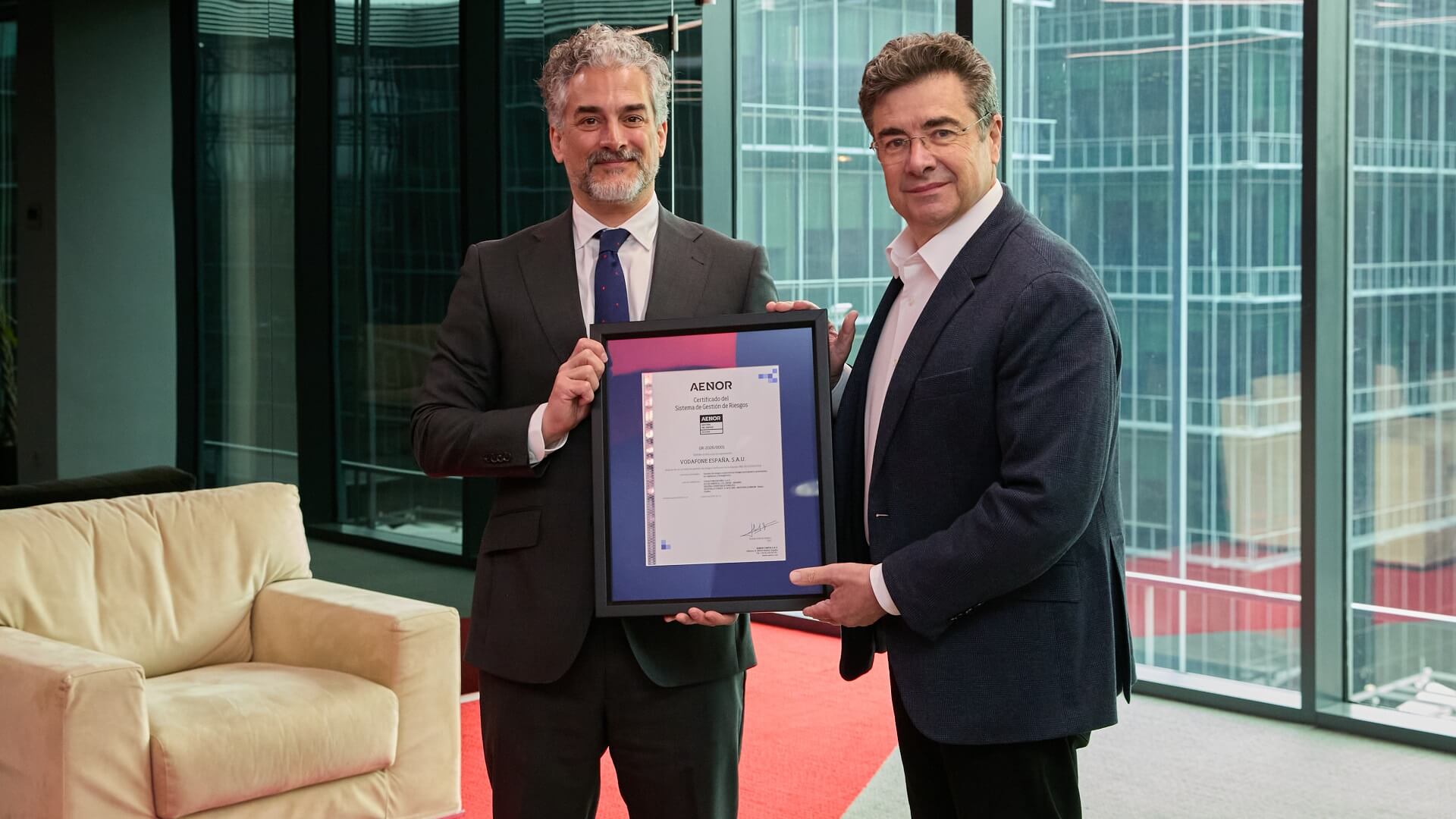 David de Pastors, director general de Evaluación de la Conformidad de AENOR, y José Miguel García, CEO de Vodafone España