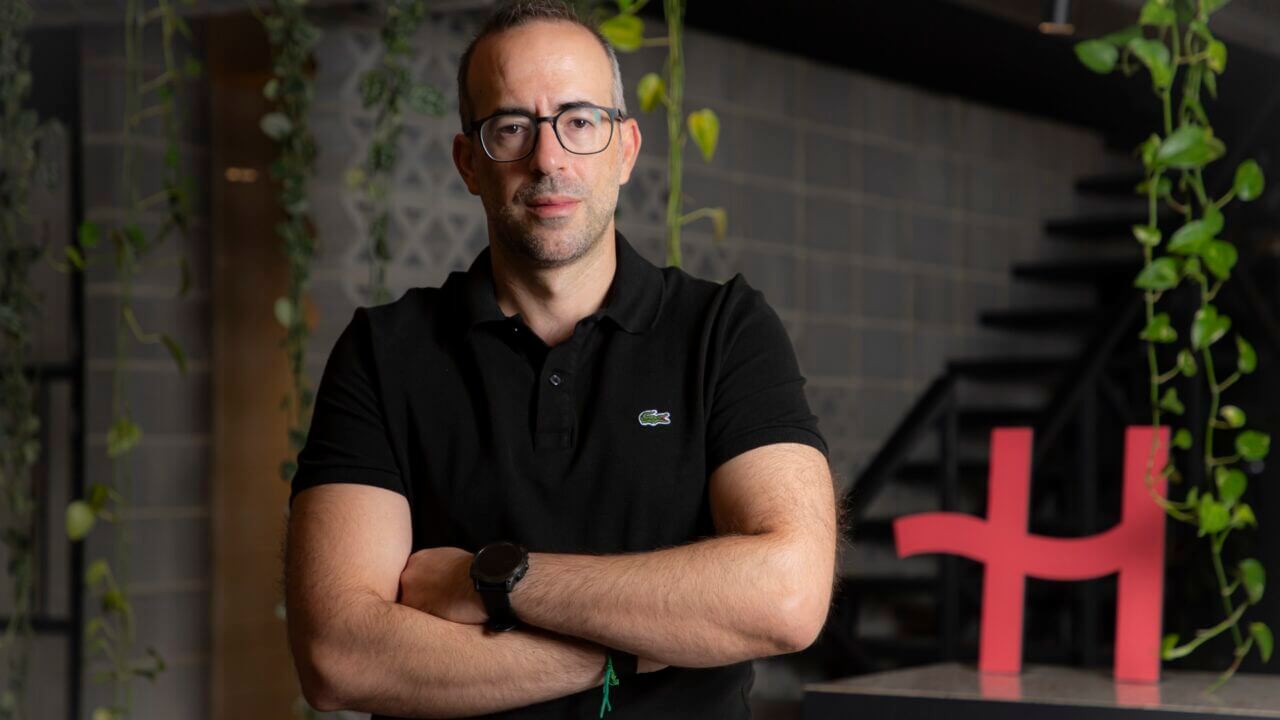 Alex Bryszkowski, vicepresidente de B2B de Holafly