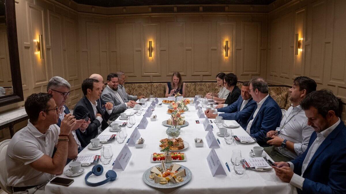 Desayuno de trabajo de Redes&Telecom con Cisco e Ikusi para debatir sobre la protección de la IA.
