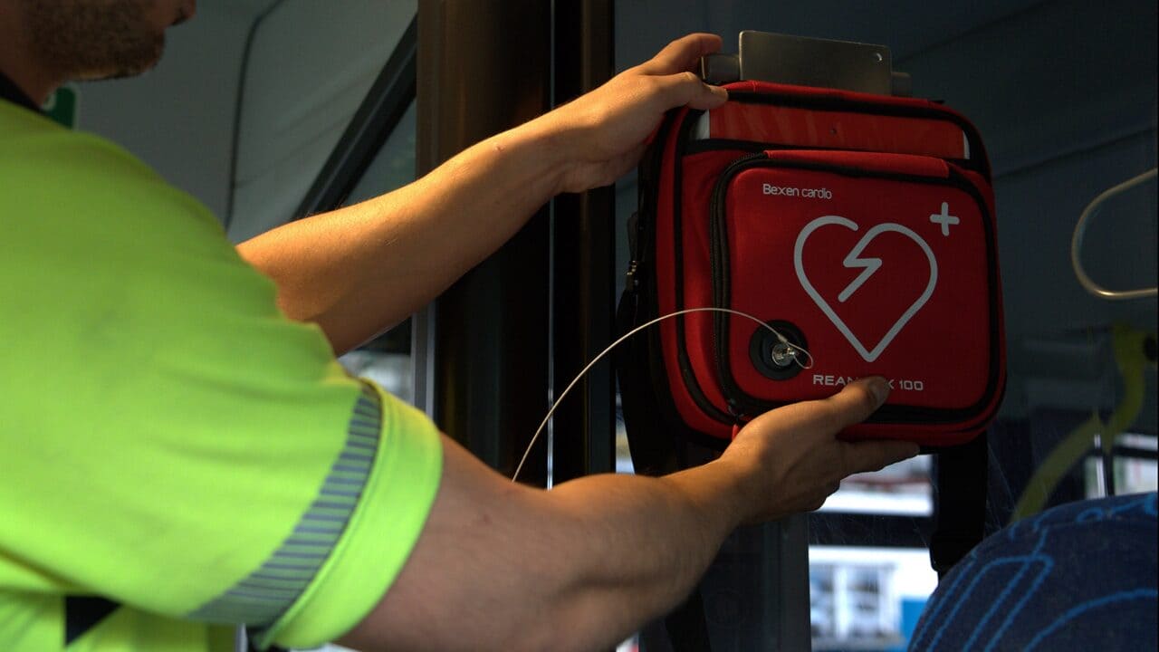Desfibriladores conectados en 2.200 autobuses de la EMT de Madrid