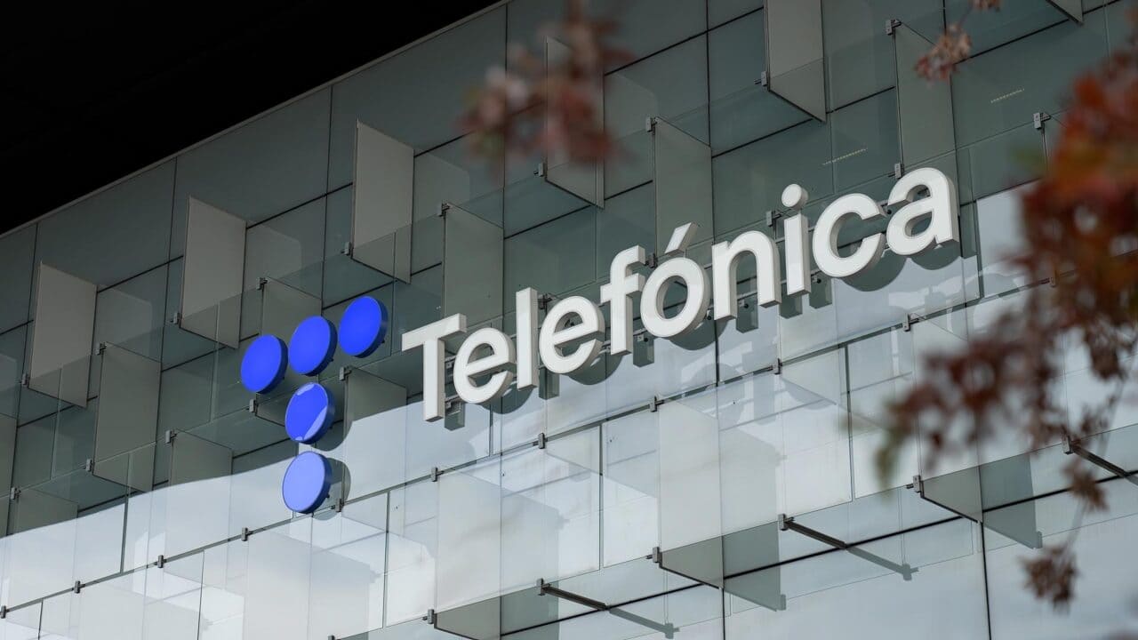 Telefónica España se queda con un 10% de OGA, compañía sevillana especializada en IA